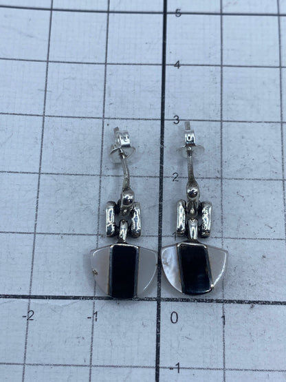 Aretes sobre balanza mostrando peso total de 3.4 gramos