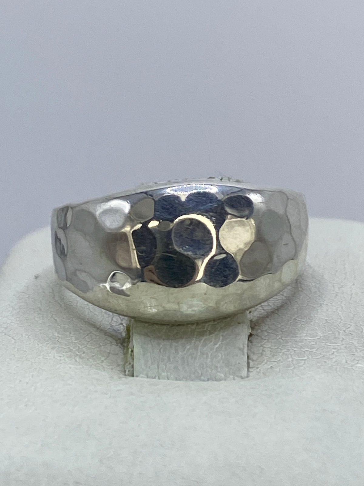 Anillo de plata cartoneado con volumen 3D, pulido a espejo, visto desde arriba