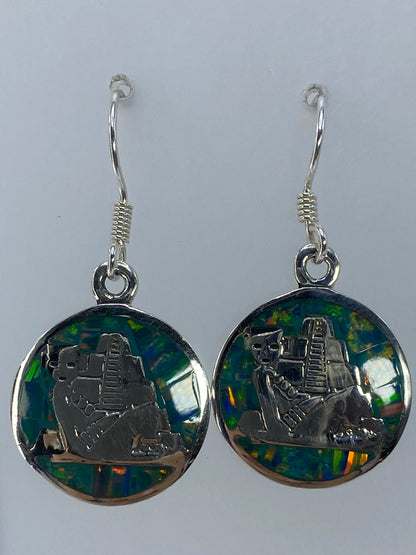 Par de aretes de plata con ópalo de fuego multicolor engastado a mano, vista frontal