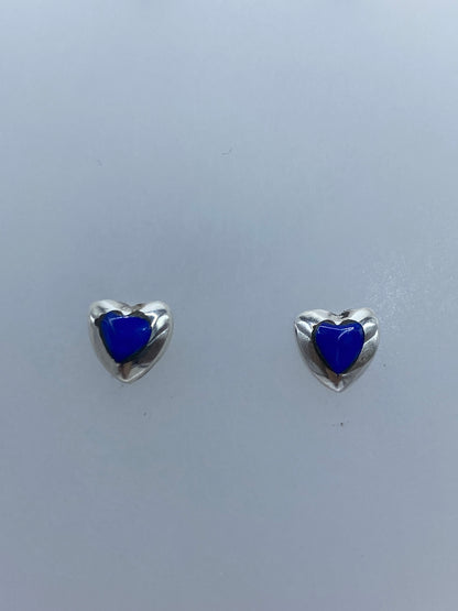 Par de aretes de plata 925 con coral azul, visto de frente sobre fondo blanco