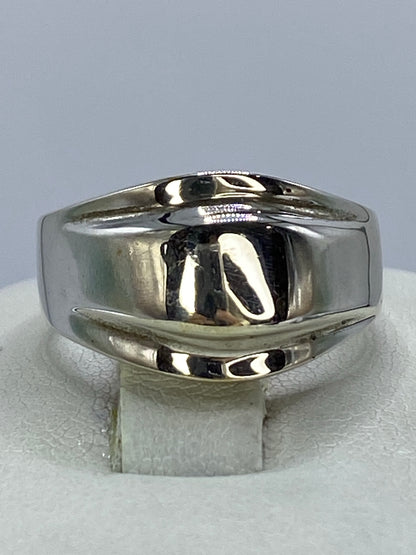 Anillo de plata cartoneado con volumen 3D en talla 9, vista frontal