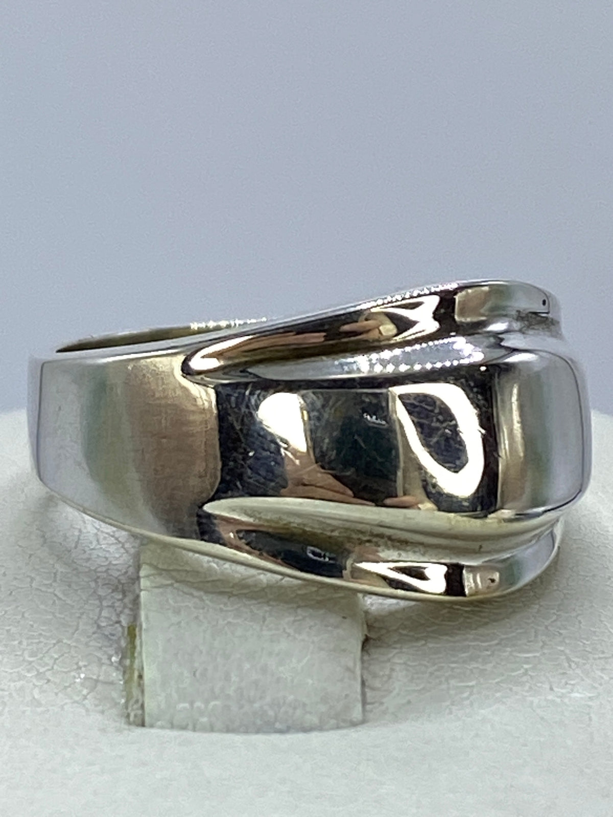 Anillo de plata 925 pulido espejo mostrando el volumen cartoneado