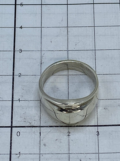 Anillo puesto en mano mostrando el brillo y la presencia del cartoneado