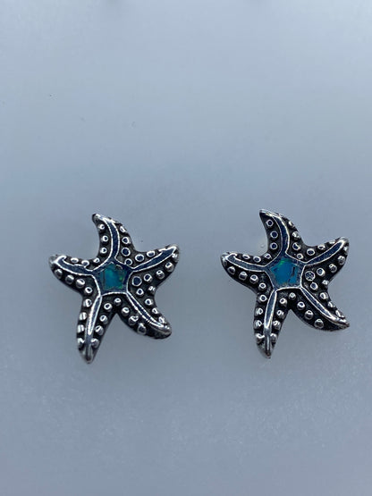 Detalle del engaste a mano de ópalo azul en el centro de la estrella