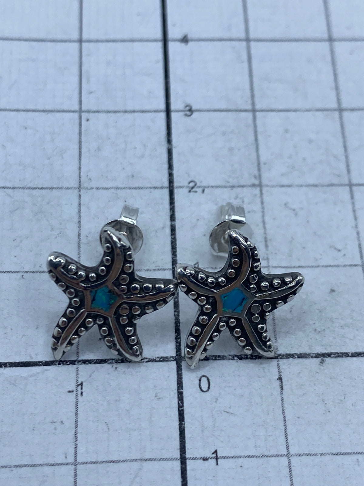 Escala de peso: 3.3 gramos el par de aretes de plata