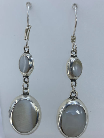 Par de aretes de plata con perlas blancas colgantes de 5 cm