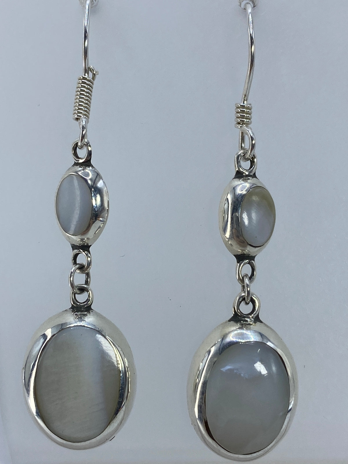 Detalle del engaste a mano de la perla blanca en plata 925