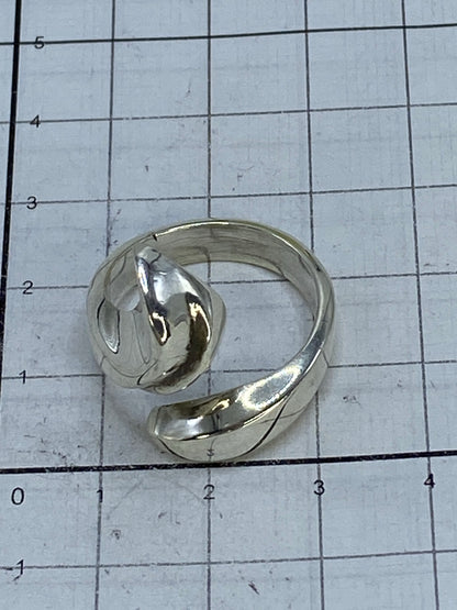 Anillo en mano mostrando el peso y la presencia real de la pieza