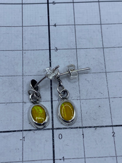 Aretes de plata pulida con piedra de ópalo de fuego brillante y cierre de seguridad