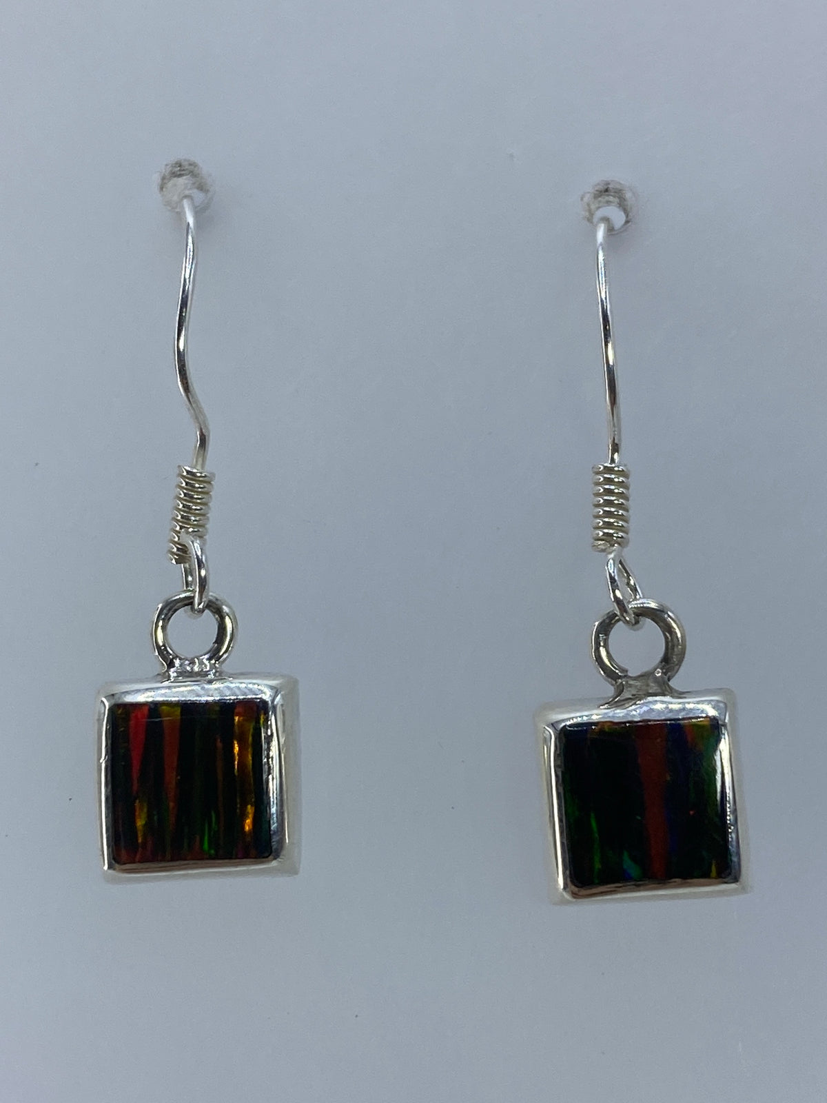 Aretes de ópalo de fuego multicolor con destellos de rojo, naranja y verde en plata 925