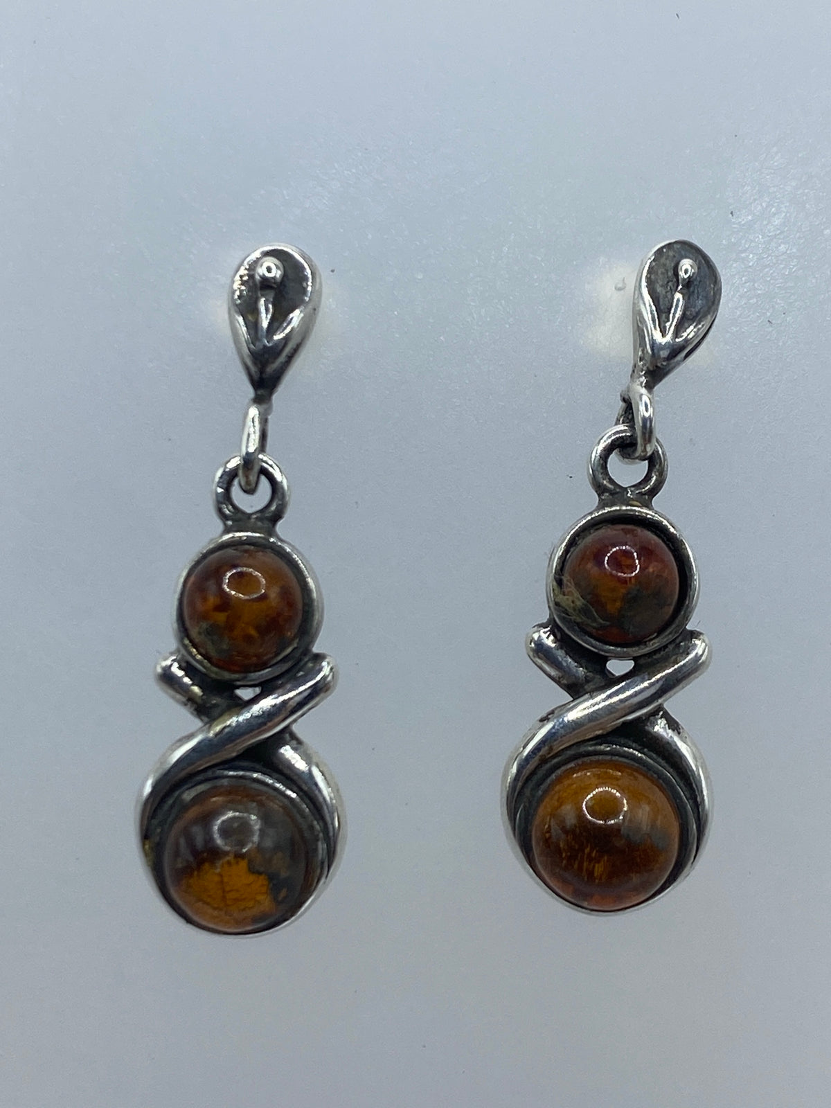 Detalle del engaste de ámbar a mano en plata de Taxco