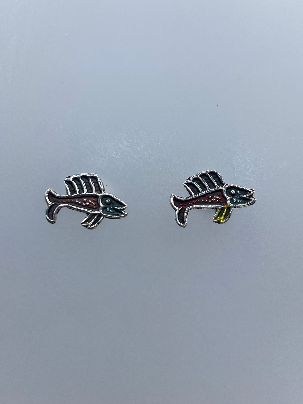 Aretes puestos en oreja, demostrando su tamaño pequeño y elegante
