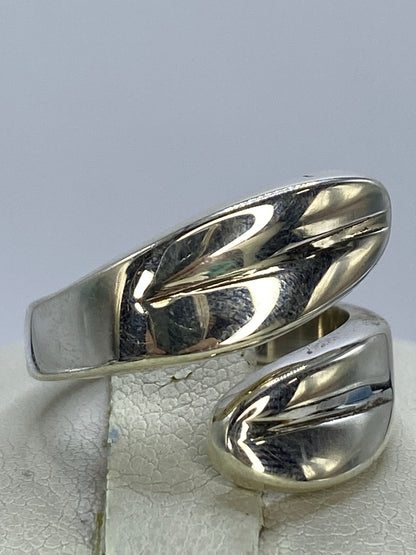 Anillo de plata 925 cartoneado de Taxco, detalle lateral mostrando la técnica de aire