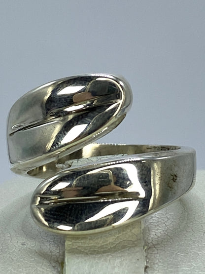 Anillo en plata cartoneada sobre fondo blanco con medidor de centímetros, escala de tamaño