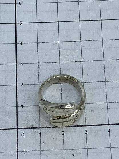 Anillo de plata cartoneado con Quinto 925 visible en la banda interior
