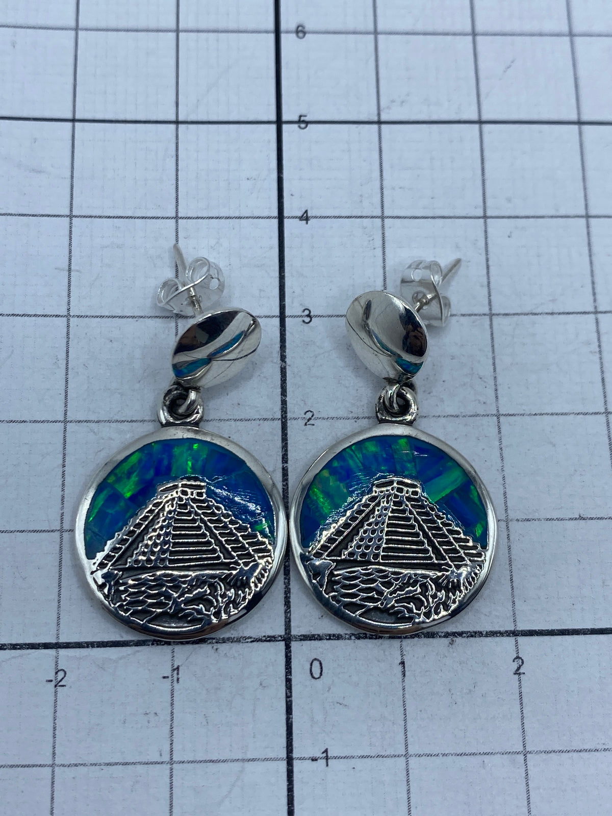Reverso de los aretes con marcas de autenticidad 950 y puseta de cierre