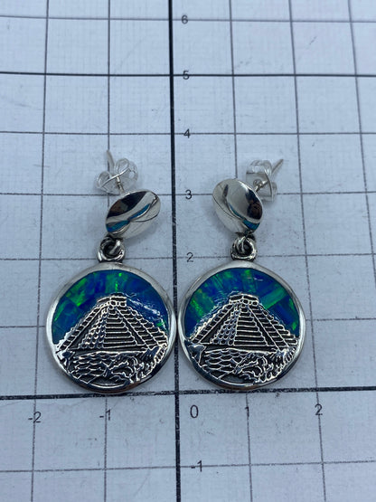 Reverso de los aretes con marcas de autenticidad 950 y puseta de cierre