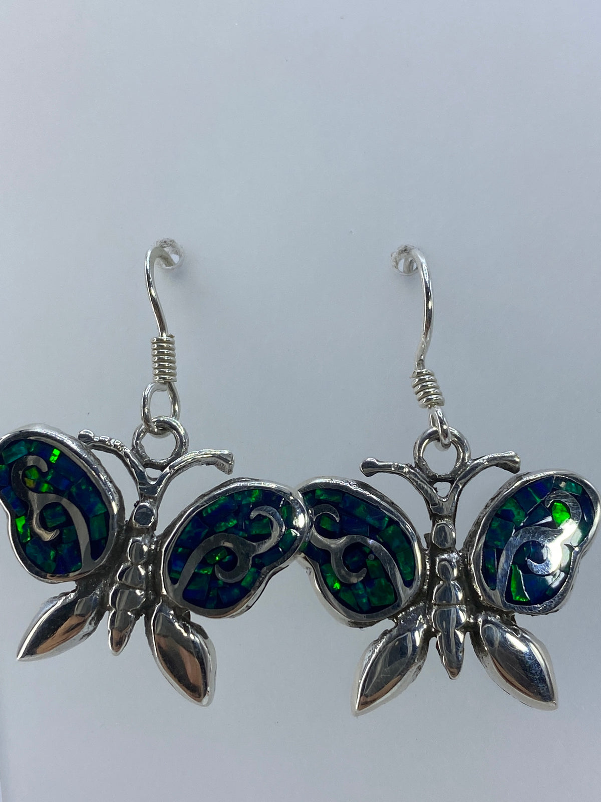 Par de aretes de plata con ópalo de fuego verde luminoso, diseño floral