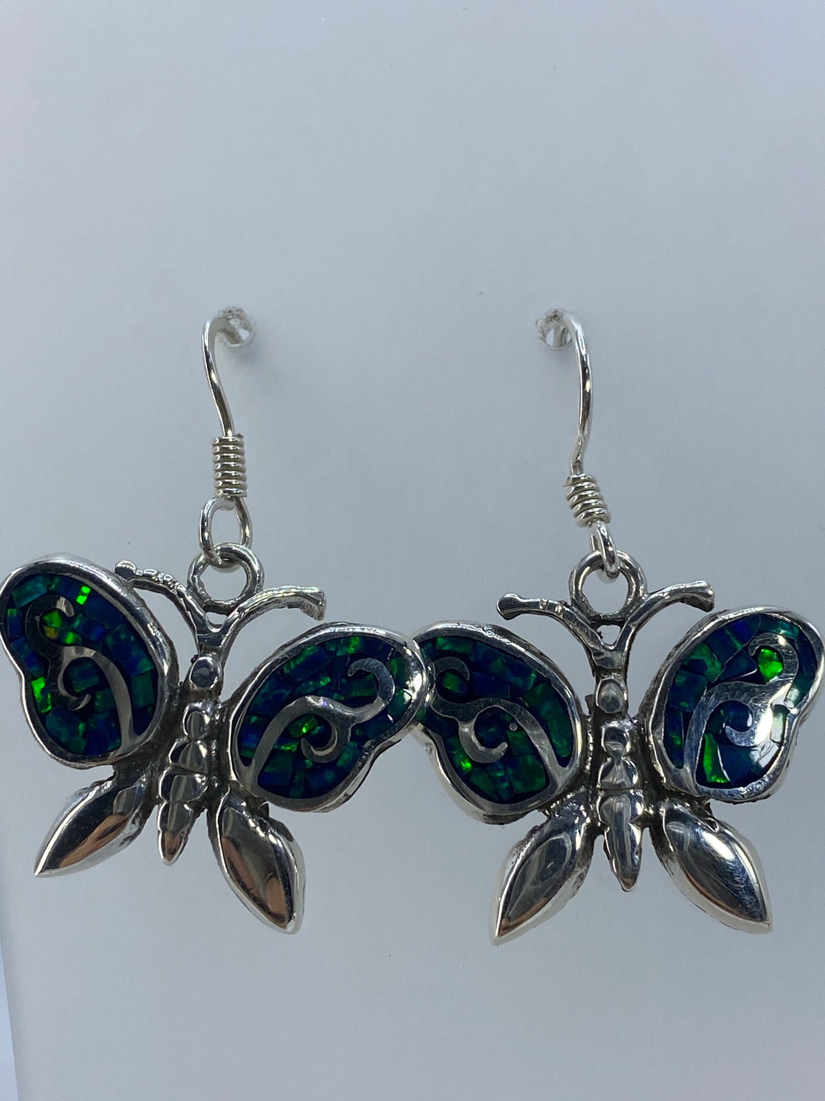 Aretes sobre regla métrica mostrando 3.3 cm de largo