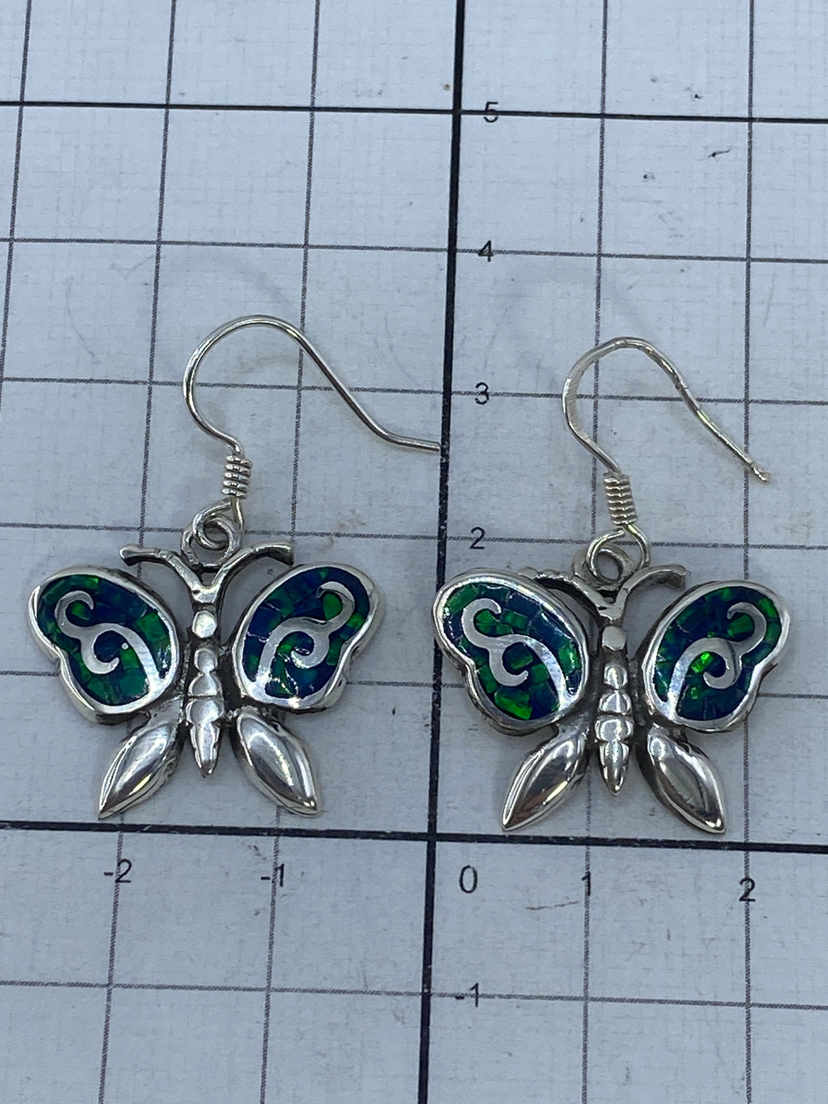 Aretes de plata 950 con gancho, mostrando el Quinto de autenticidad