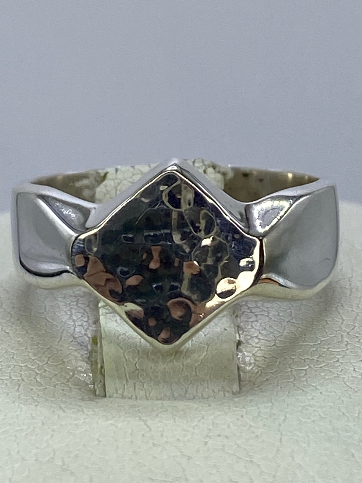 Anillo en la mano de una mujer mostrando cómo se lleva puesto