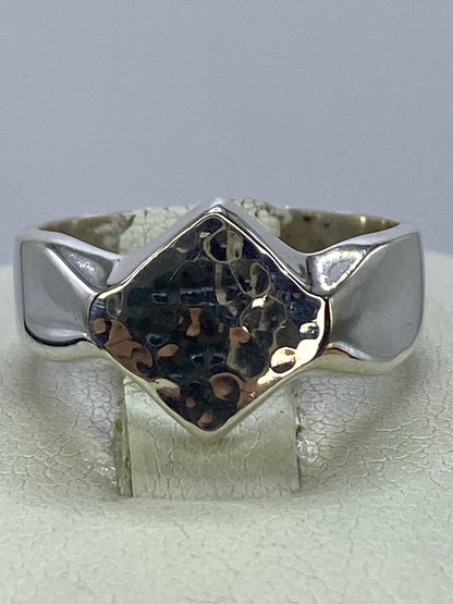 Anillo en la mano de una mujer mostrando cómo se lleva puesto