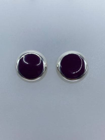 Par de aretes de plata con piedra morada redonda, vista frontal