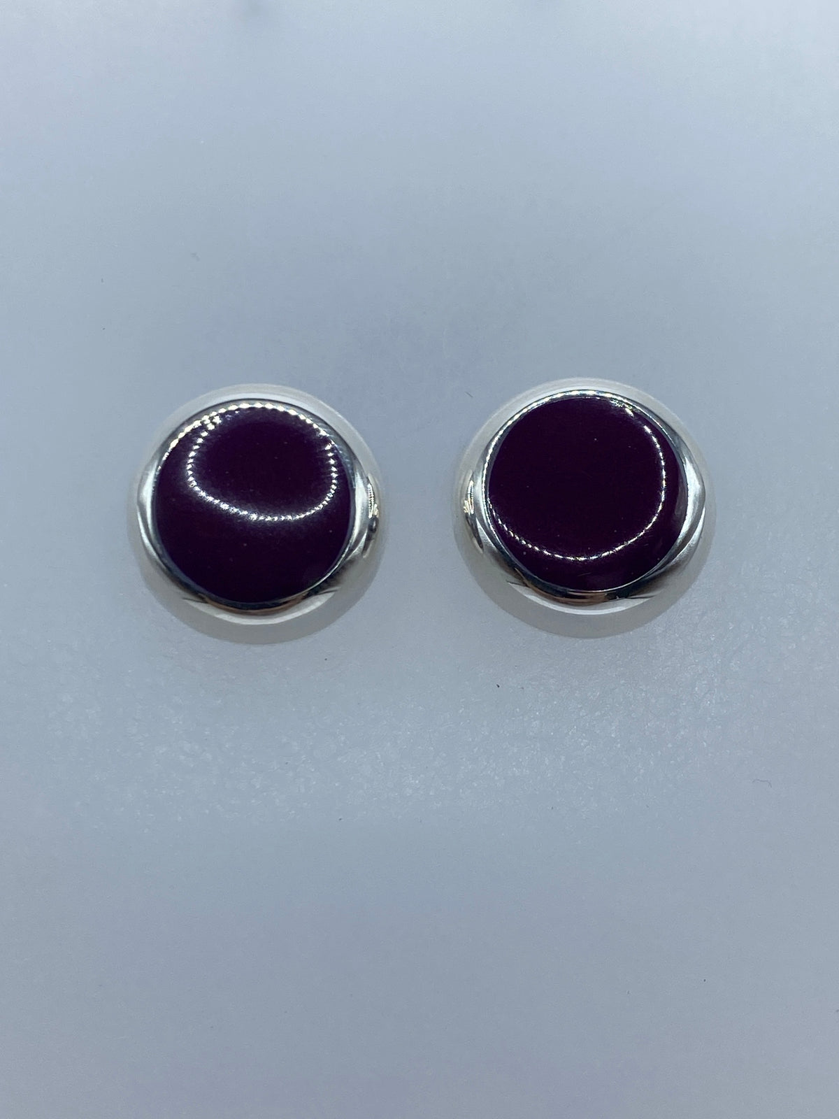 Detalle del engaste de plata y la piedra morada con brillo