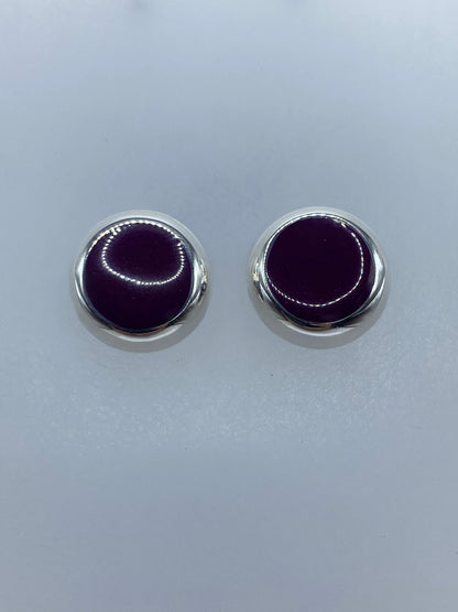 Detalle del engaste de plata y la piedra morada con brillo