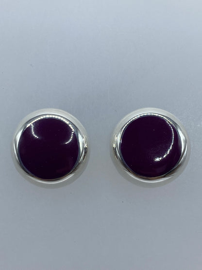 Aretes sobre regla de centímetros mostrando tamaño compacto 1.4 × 1.4 cm