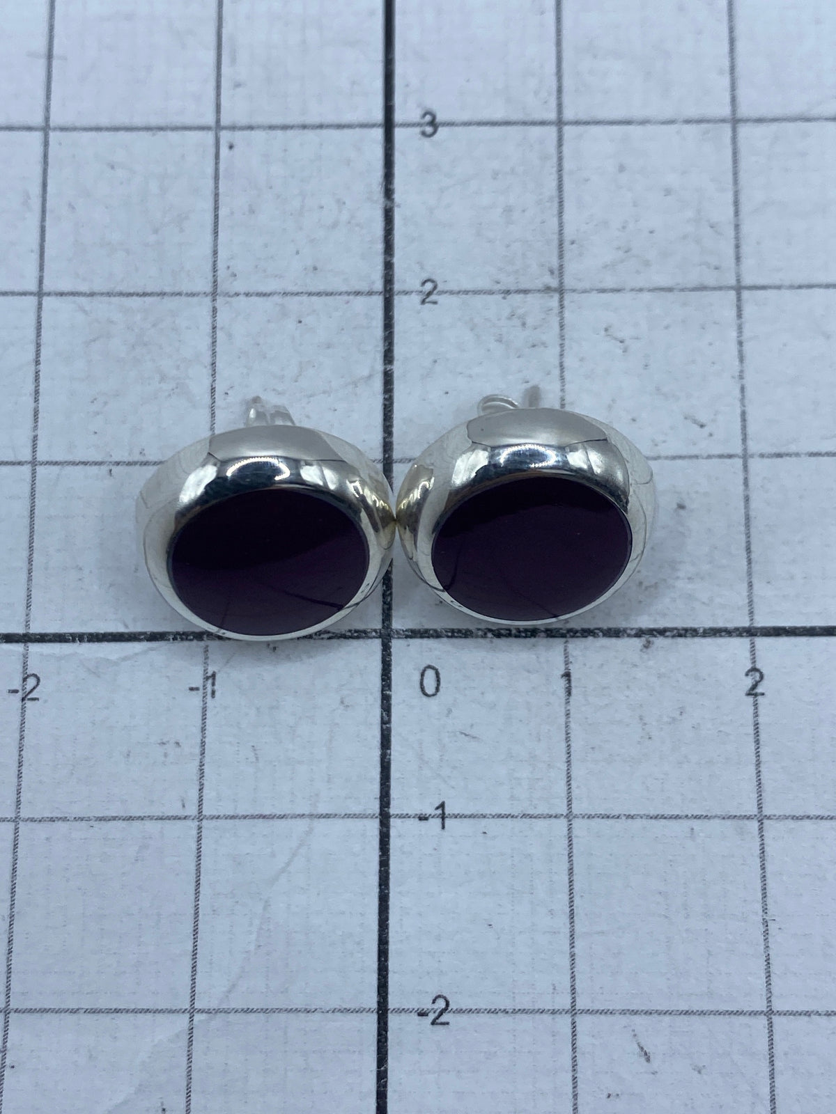 Aretes en balanza mostrando peso de 1.9 g total