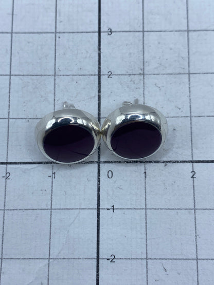 Aretes en balanza mostrando peso de 1.9 g total