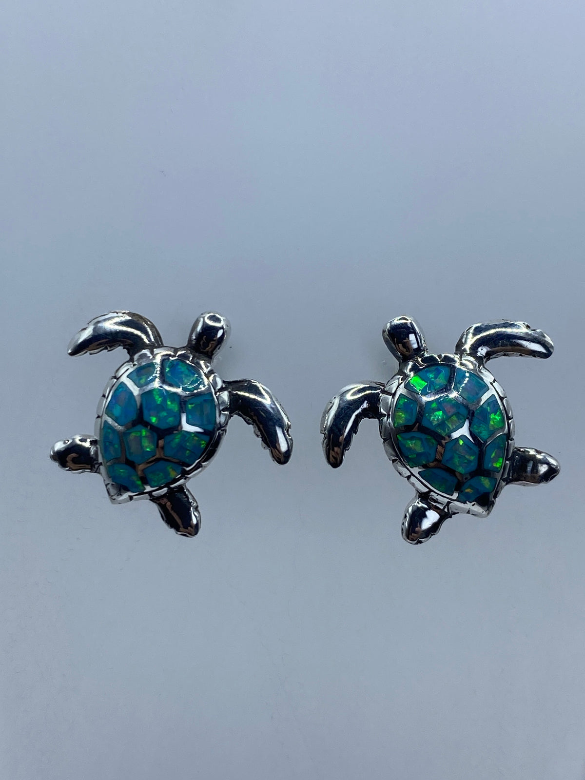 Par de aretes de tortuga en plata 950 con ópalo de fuego azul cielo, engastado a mano