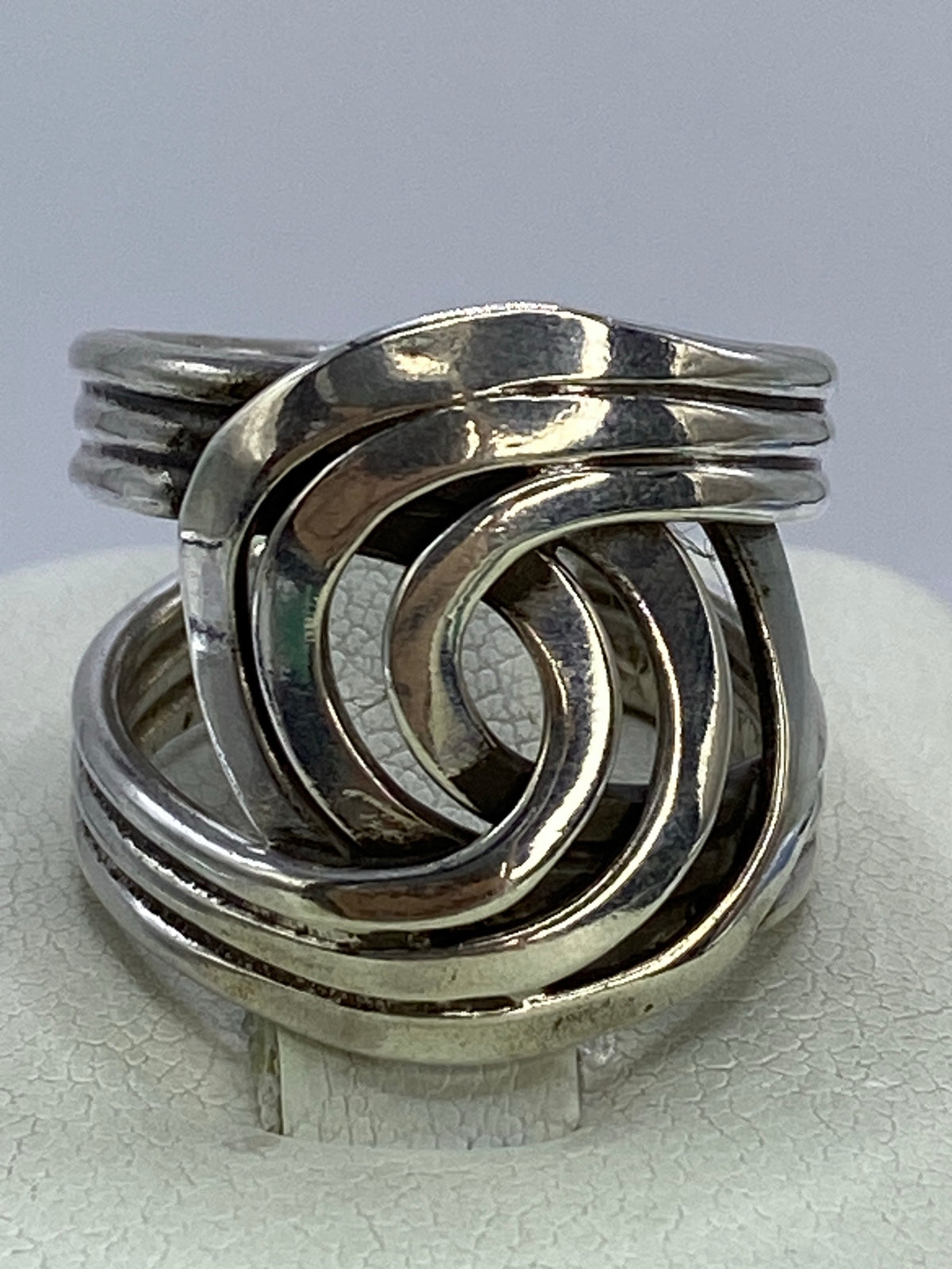 Anillo de plata 925 con calado entrelazado en la mano