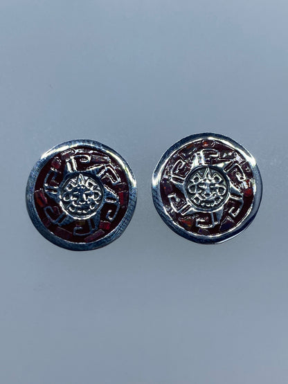Par de aretes de plata con ópalo de fuego rojo engastado, medidas 1.4 × 1.4 cm
