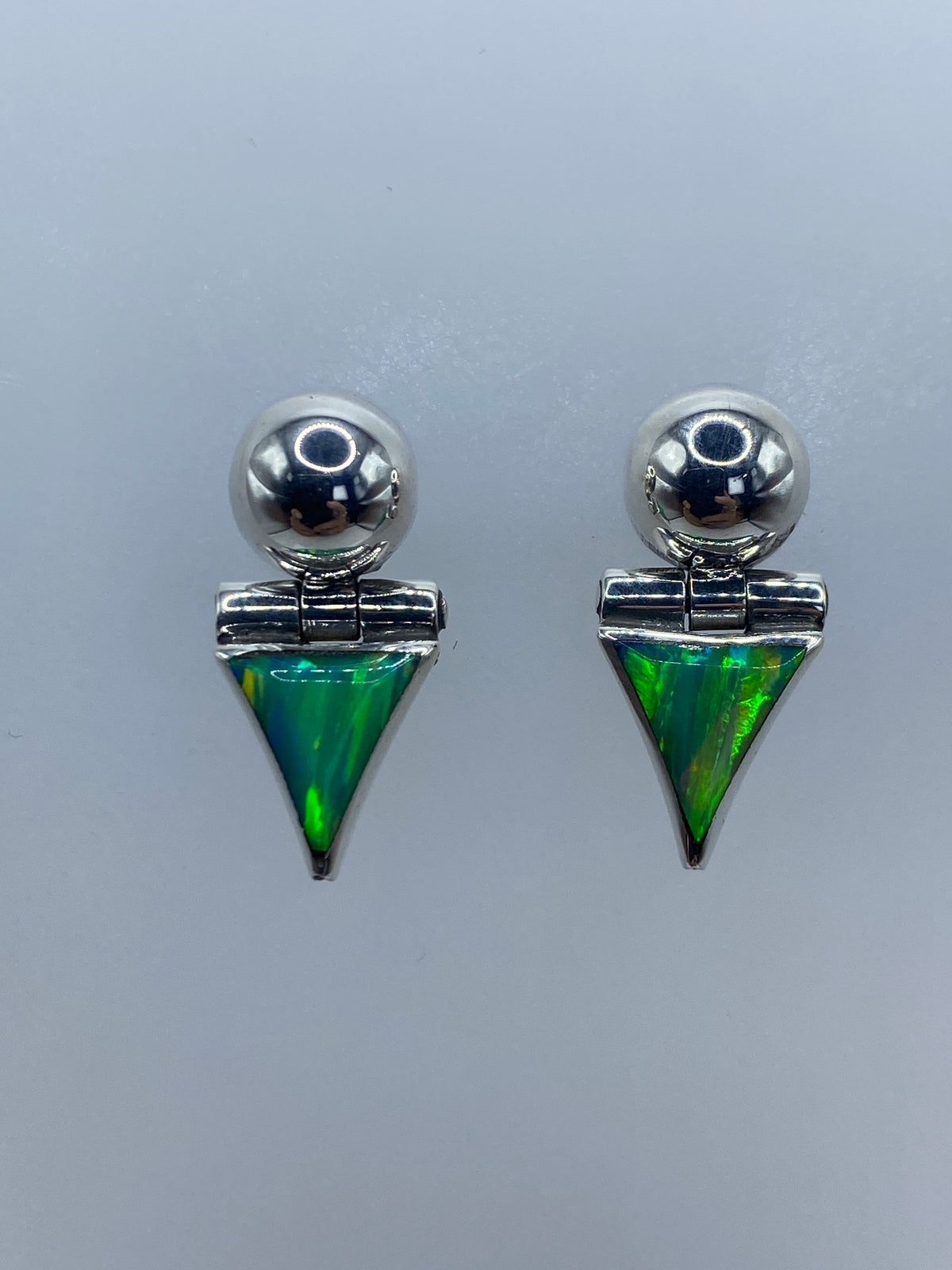 Aretes de plata 950 con ópalo verde brillante, vista frontal detallada