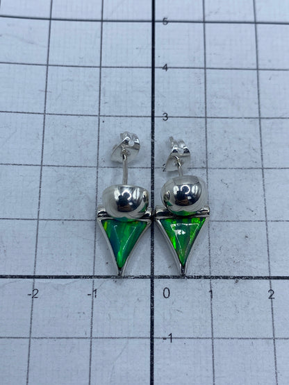 Aretes sobre regla milimétrica mostrando las medidas de 2.1 cm de largo