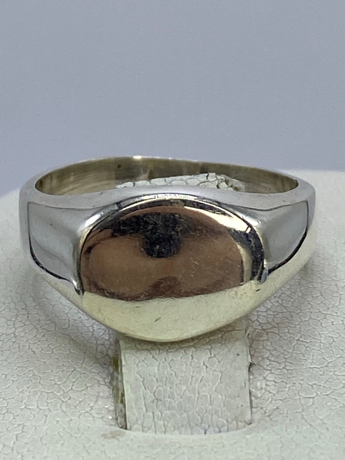 Anillo de plata repujado solitario en la mano, mostrando relieves artesanales