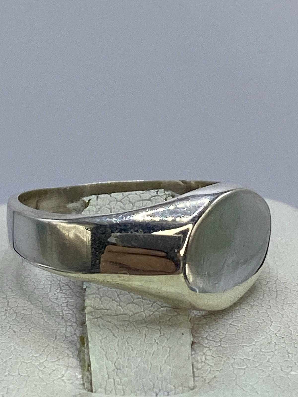 Vista frontal del anillo de plata 925 con diseño en relieve