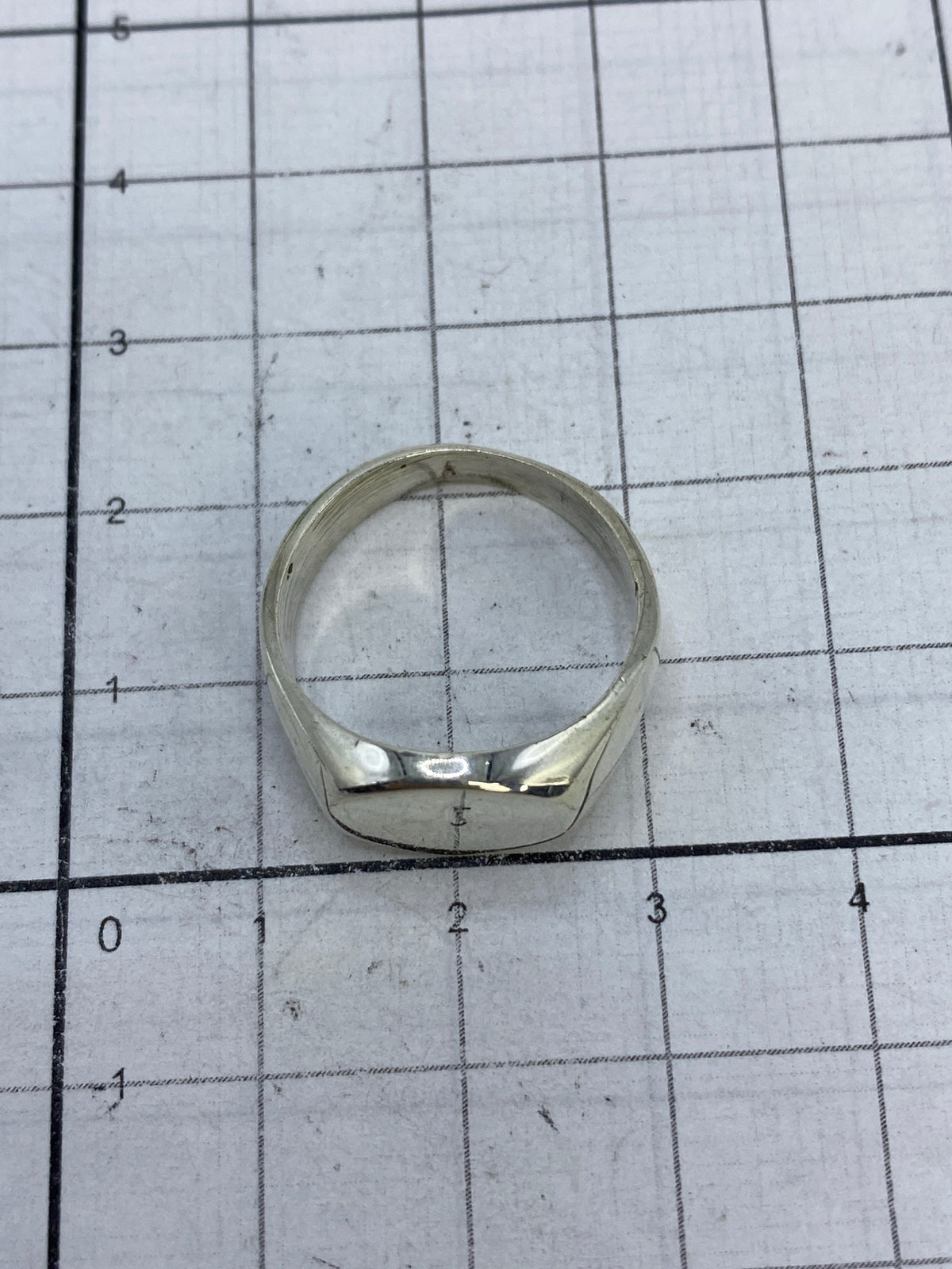 Anillo sobre fondo blanco con el Quinto 925 visible