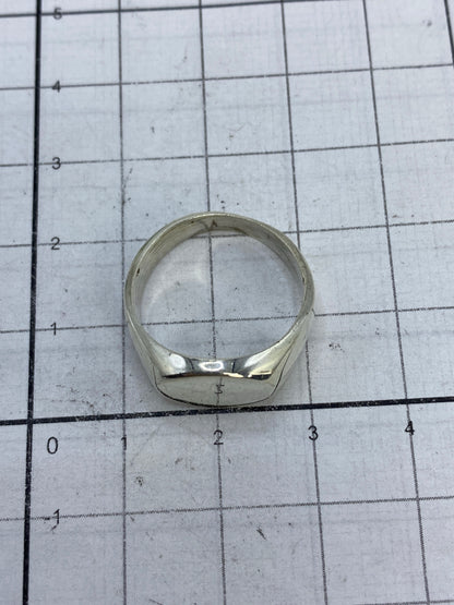 Anillo sobre fondo blanco con el Quinto 925 visible