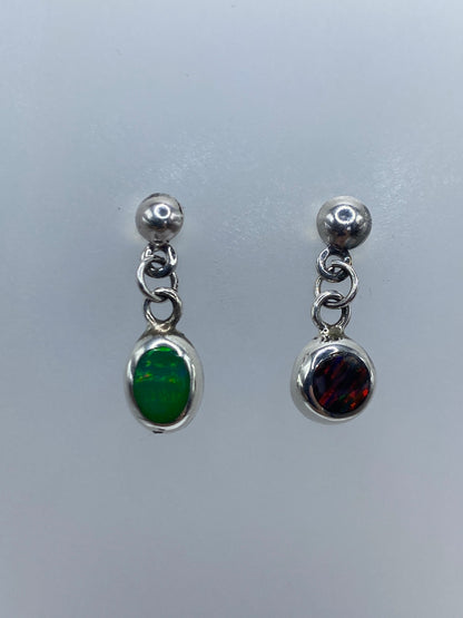 Par de aretes de plata con ópalo de fuego multicolor sobre fondo gris