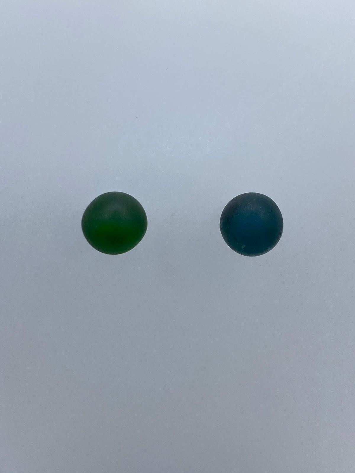 Par de aretes de plata 925 con piedra verde natural, tamaño pequeño minimalista