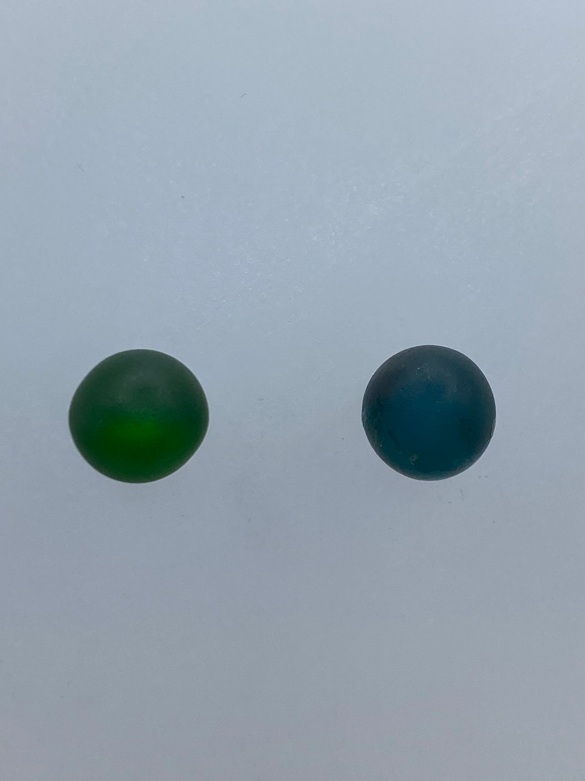 Aretes colocados en oreja, luciendo su tamaño discreto de 1.9 cm