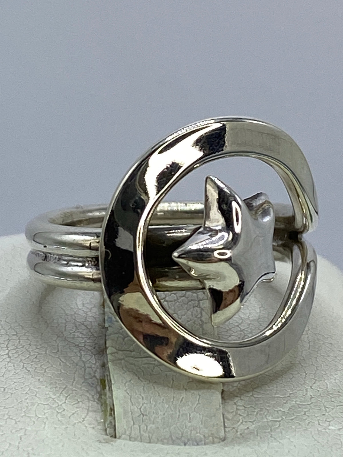 Anillo de plata 925 calado desde el lateral, mostrando la profundidad del corte