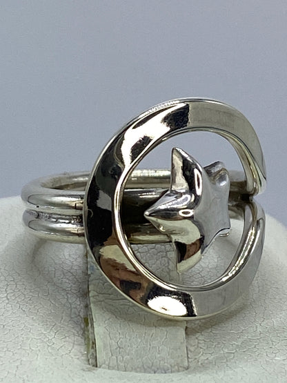 Anillo de plata 925 calado desde el lateral, mostrando la profundidad del corte