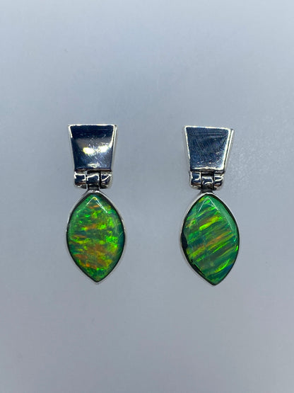 Par de aretes de plata con ópalo de fuego verde brillante