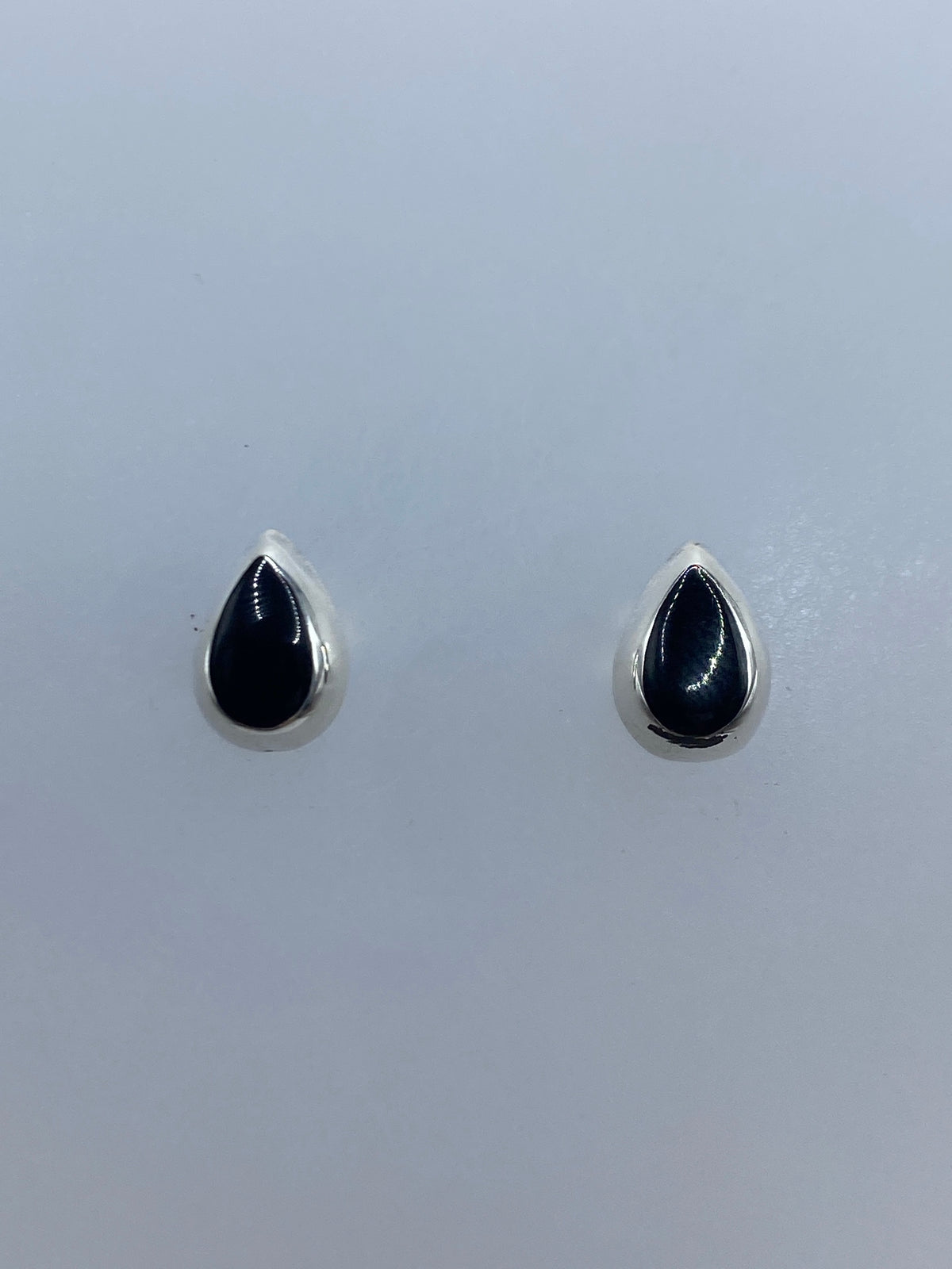 Aretes de plata con ónix negro, par completo sobre fondo blanco