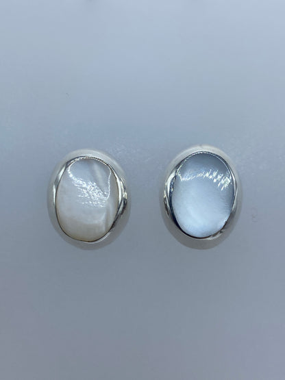 Par de aretes de plata 925 con madre perla blanca, vista frontal mostrando el brillo nacarado