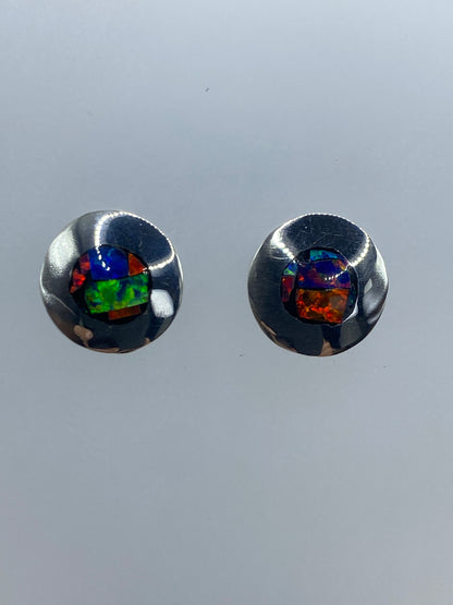 Par de aretes de plata 950 con ópalo de fuego multicolor engastados a mano